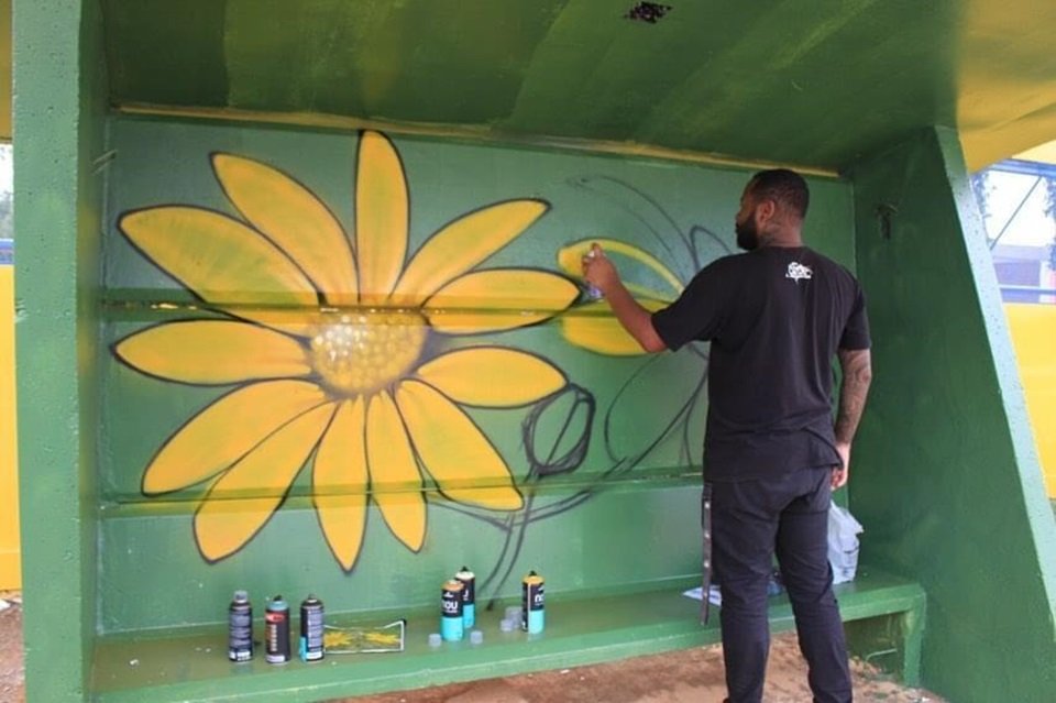 Grafite em parada de ônibus