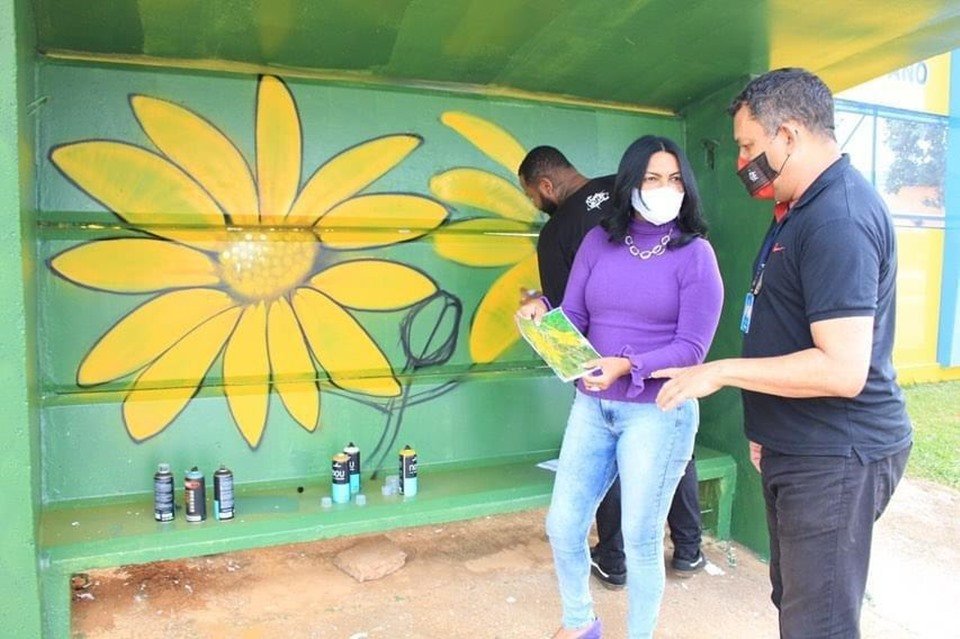 Grafite em parada de ônibus