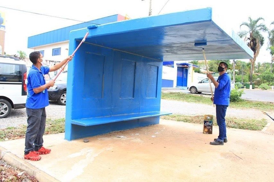 Pintura em parada de ônibus