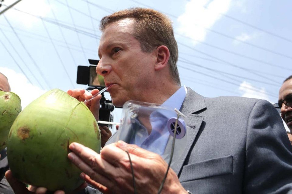 Celso Russomanno toma água de coco de canudinho