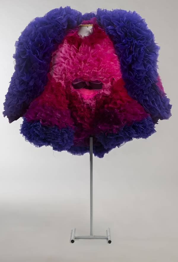 Peça de Tomo Koizumi em exposição