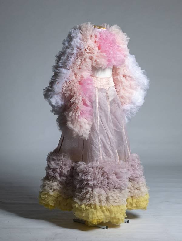 Peça de Tomo Koizumi em exposição