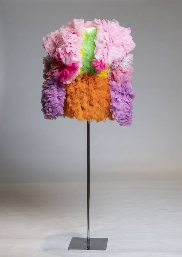Peça de Tomo Koizumi em exposição