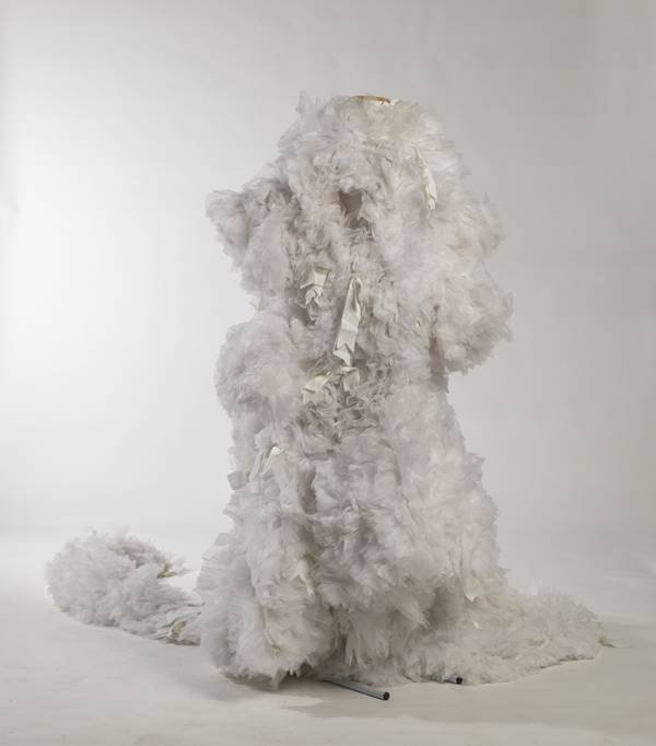 Peça de Tomo Koizumi em exposição