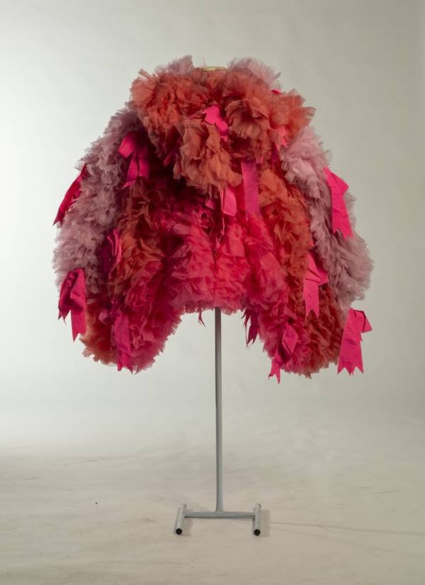 Peça de Tomo Koizumi em exposição