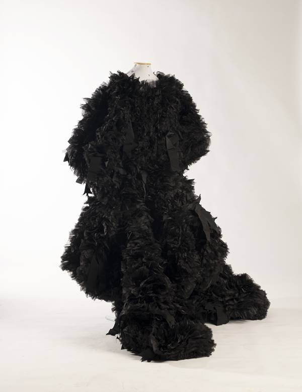 Peça de Tomo Koizumi em exposição
