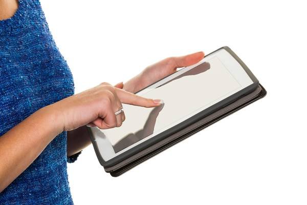 Mulher mexendo em tablet/e-book