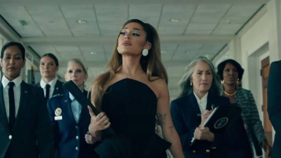 Foto colorida de Ariana Grande usando vestido preto - Metrópoles