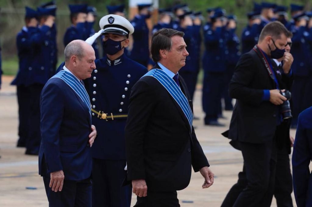 Presidente Jair Bolsonaro assiste à apresentação do novo caça F-39E Gripen