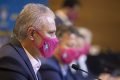 Tite com máscara rosa