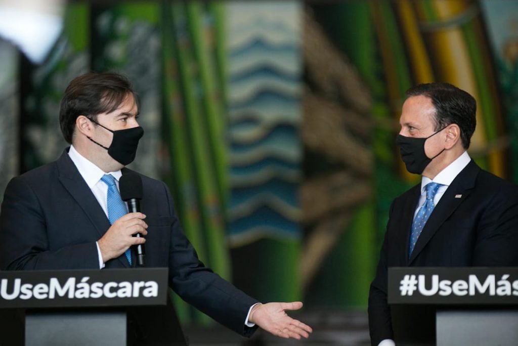 Ao lado de Doria, Maia defende diálogo com Bolsonaro para liberar vacina