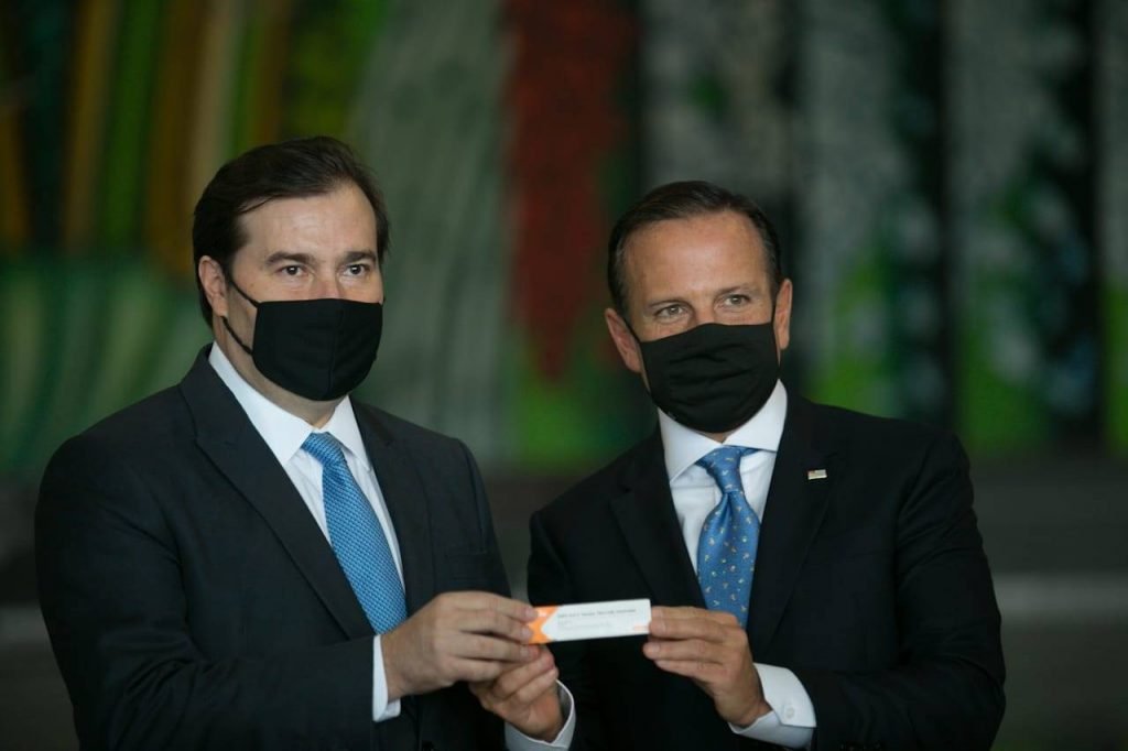 João Doria e Rodrigo Maia mostram a vacina Coronavac