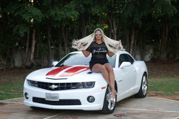mulher em cima de camaro