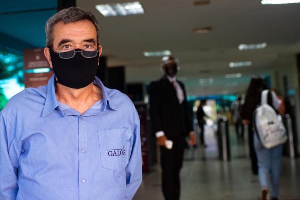 Angel Pietro, agente de portaria na volta às aulas