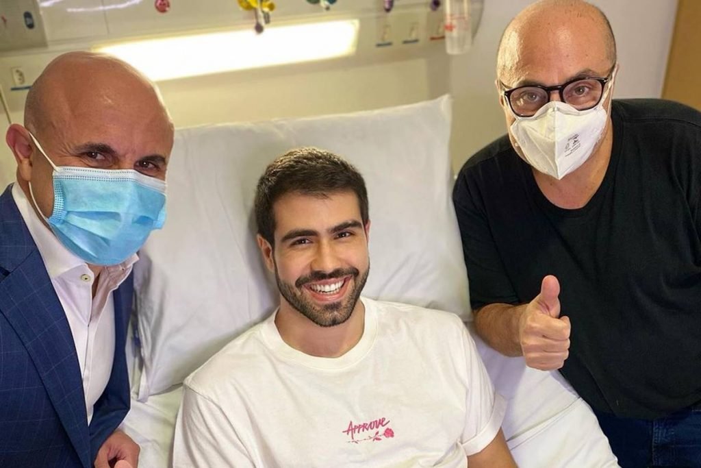 Juliano Laham em cama de hospital