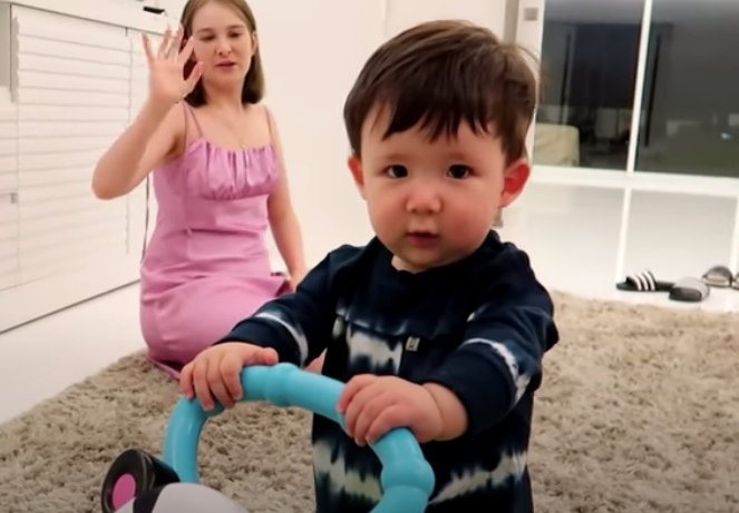 Video Pyong Lee Se Derrete Ao Mostrar O Filho Andando Ele E Perfeito