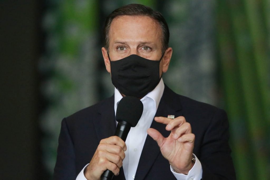 Governador de São Paulo, João Doria, fala sobre abertura de cemitério e parques, e da vacina chinesa