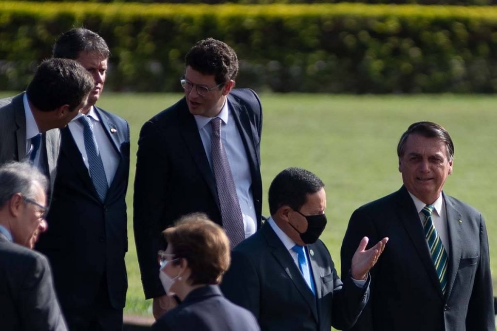 Hasteamento da Bandeira Nacional no Palácio da Alvorada com o presidente Jair Bolsonaro e ministros