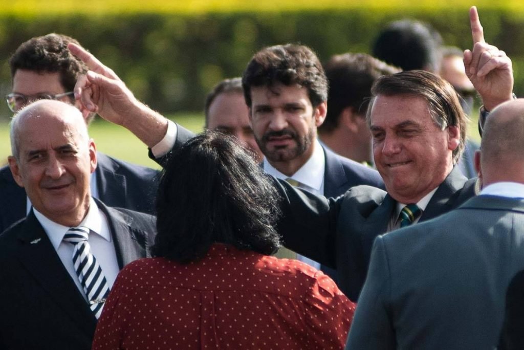 Hasteamento da Bandeira Nacional no Palácio da Alvorada com o presidente Jair Bolsonaro e ministros