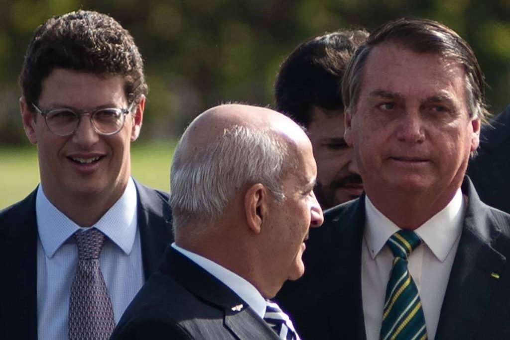 Hasteamento da Bandeira Nacional no Palácio da Alvorada com o presidente Jair Bolsonaro e ministros