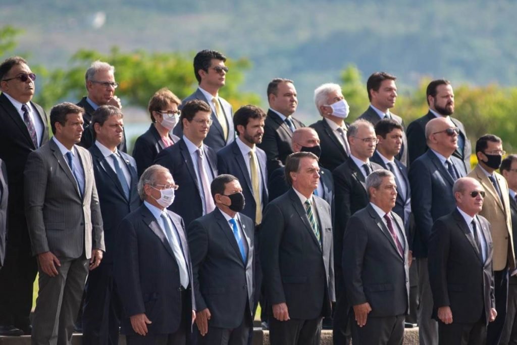 Hasteamento da Bandeira Nacional no Palácio da Alvorada com o presidente Jair Bolsonaro e ministros