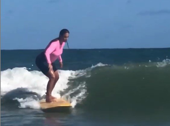 Ivete surfando na Bahia