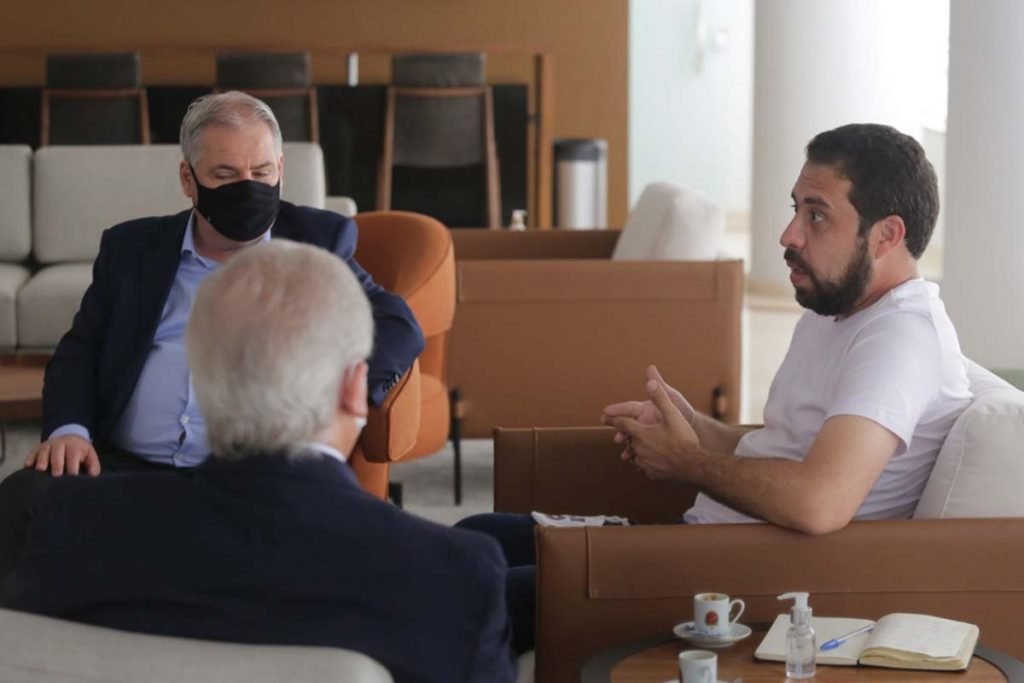 Guilherme Boulos, candidato do PSol à Prefeitura de São Paulo, se reúne na Associação Comercial da cidade