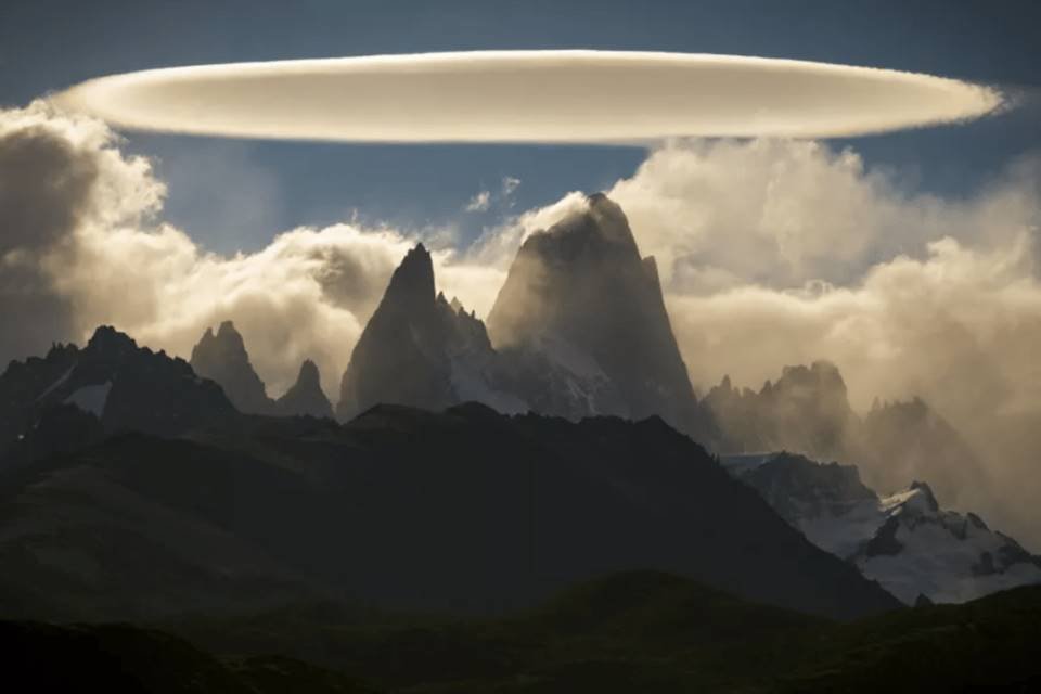 Nuvem sobre as montanhas impressiona em concurso de fotos