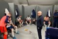 Técnico José Mourinho tira foto com jogadores do Tottenham ao celular
