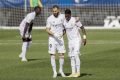 Benzema abraça Vinicius Jr