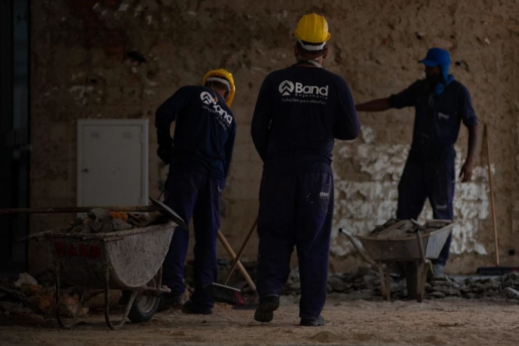 Retirada dos azulejos do Bloco B da 314 Sul