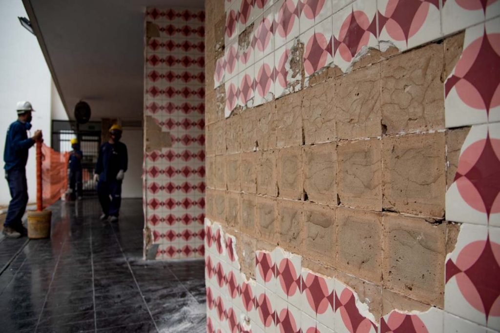 Retirada dos azulejos do Bloco B da 314 Sul