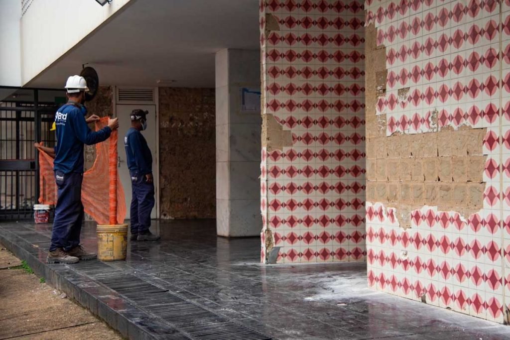 Retirada dos azulejos do Bloco B da 314 Sul