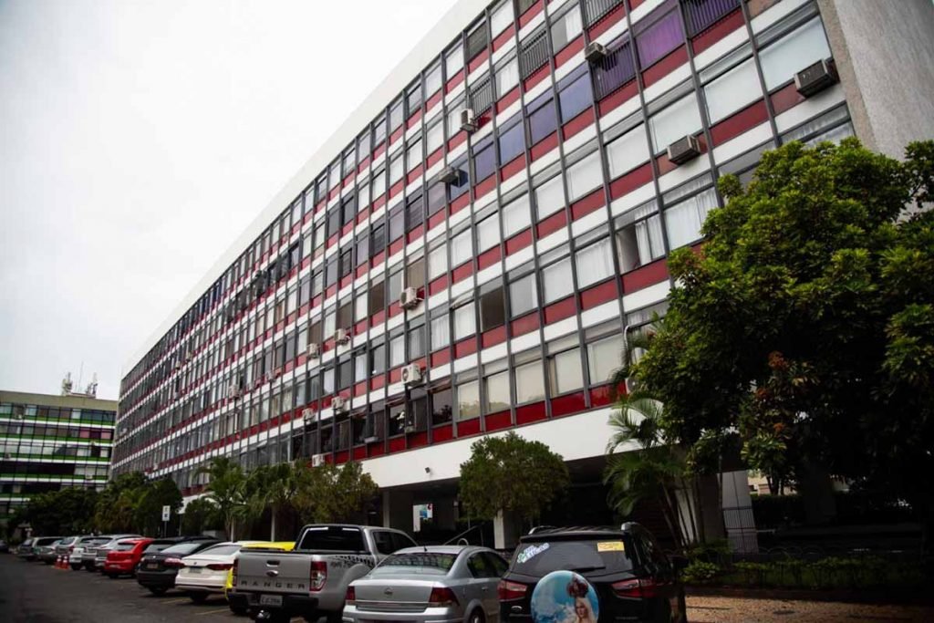 Retirada dos azulejos do Bloco B da 314 Sul