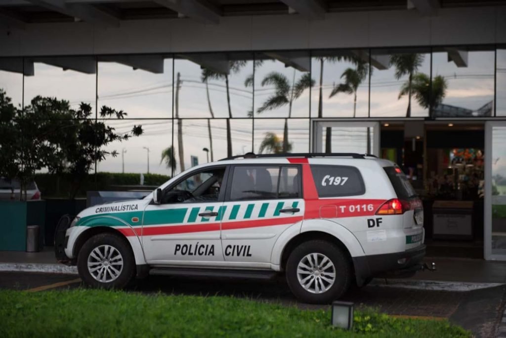 PCDF vehicle in front of the shopping center in DF