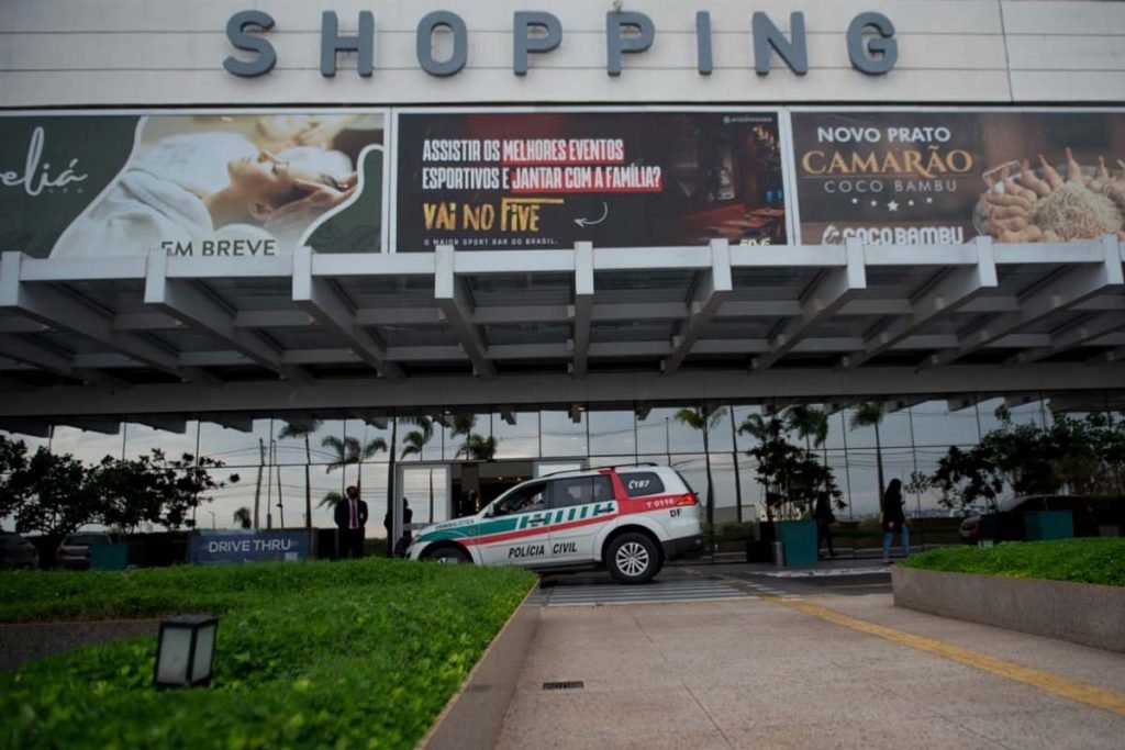 PCDF vehicle in front of the shopping center in DF