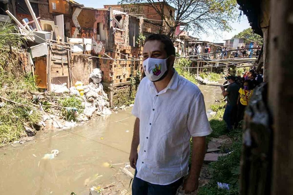 Guilherme Boulos visita a comunidade Vietnã, em São Paulo