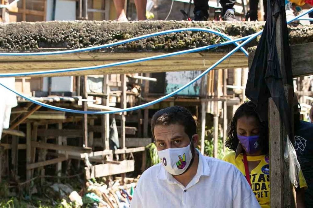 Guilherme Boulos visita a comunidade Vietnã, em São Paulo