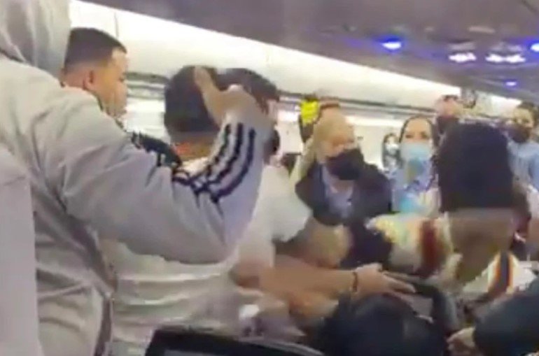 Mulher provoca briga em avião