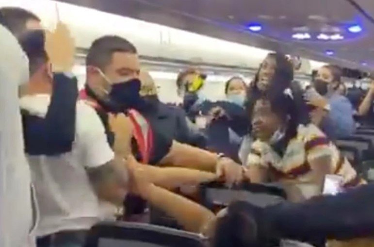 Mulher provoca briga em avião