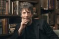 Neil Gaiman em sua biblioteca