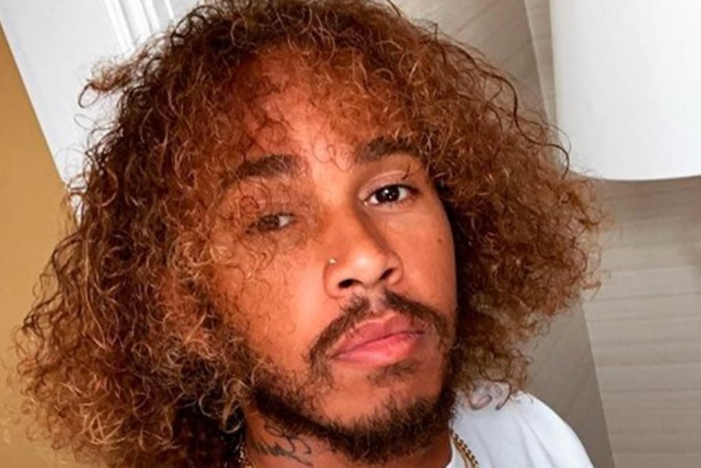 Hamilton de cabelo solto