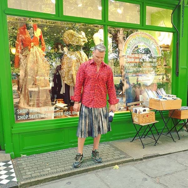 Israel Cassol no brechó britânico Mary's Living and Giving Shop