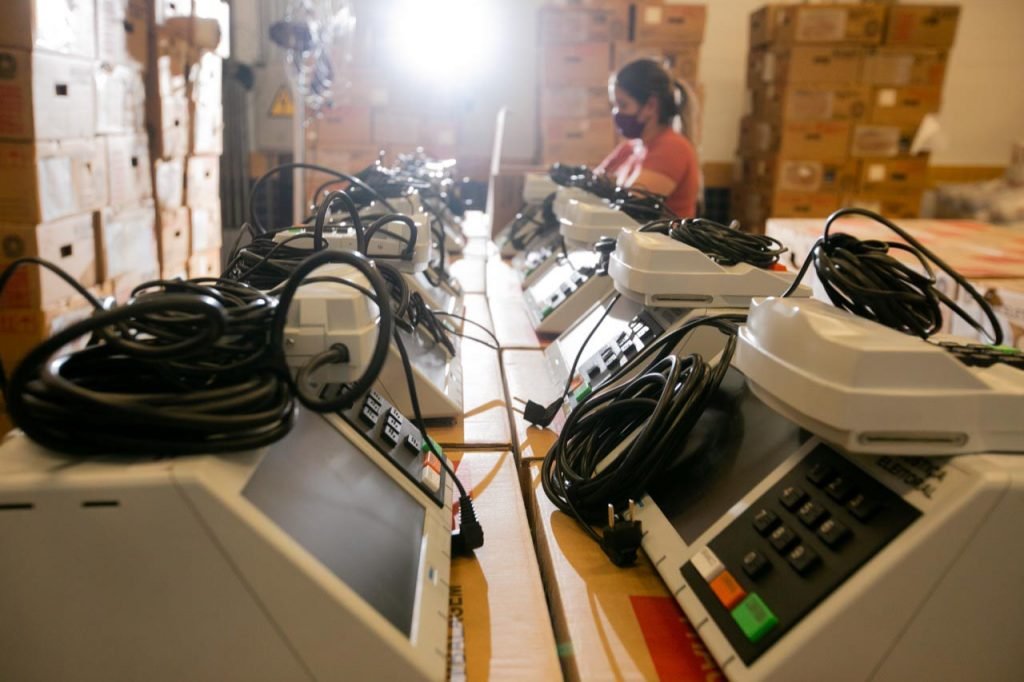 Funcionários do TRE preparam urnas eletrônicas para o dia das eleições de 202012