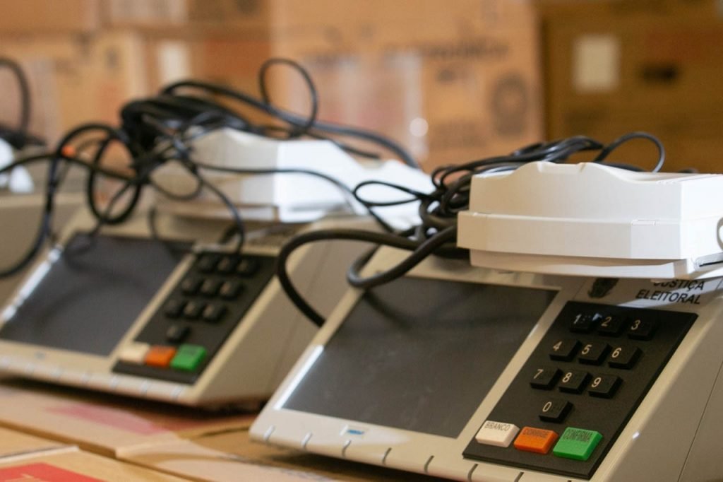 Funcionários do TRE preparam urnas eletrônicas para o dia das eleições de 202012