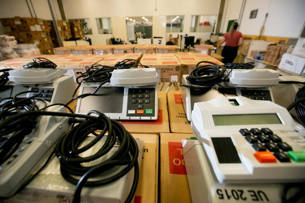 Funcionários do TRE preparam urnas eletrônicas para o dia das eleições de 202012