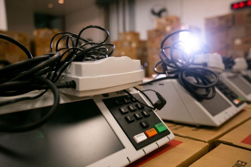 Funcionários do TRE preparam urnas eletrônicas para o dia das eleições de 202012