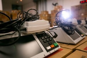 Funcionários do TRE preparam urnas eletrônicas para o dia das eleições de 202012