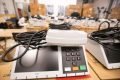 Funcionários do TRE preparam urnas eletrônicas para o dia das eleições de 202012