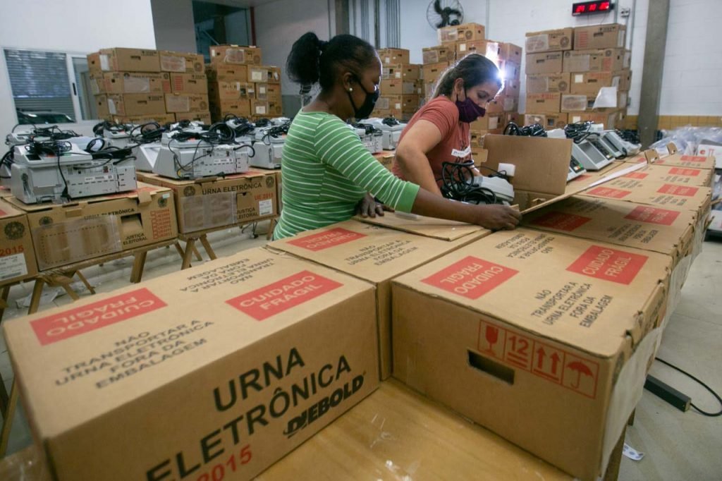 Funcionários do TRE preparam urnas eletrônicas para o dia das eleições de 202012